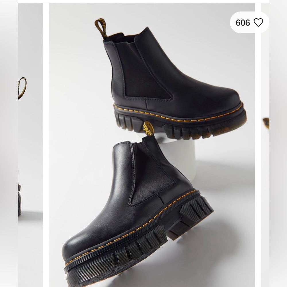 LIKE NEW Women’s Dr. Martens Audrick Leather Platform Chelsea Boot
